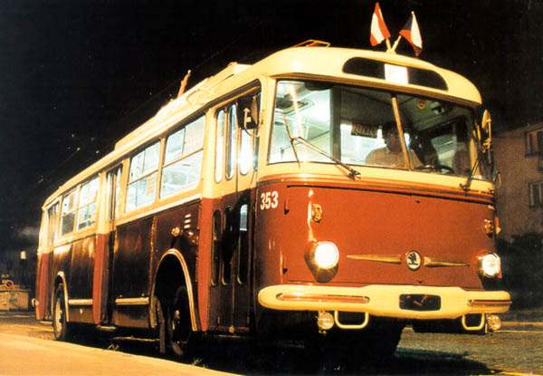 Trolejbus 353 v noci